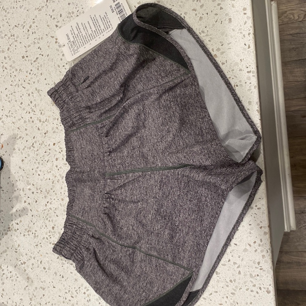 Lululemon hotty hot size 6, regular 2.5”